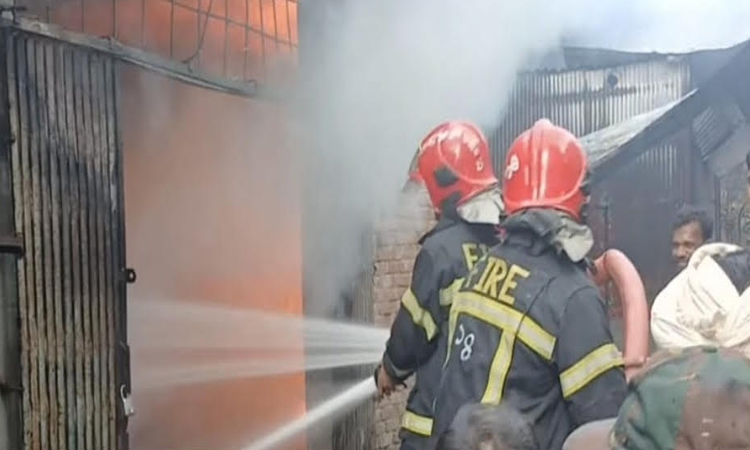 গাজীপুরে ঝুট গুদামে অগ্নিকাণ্ড